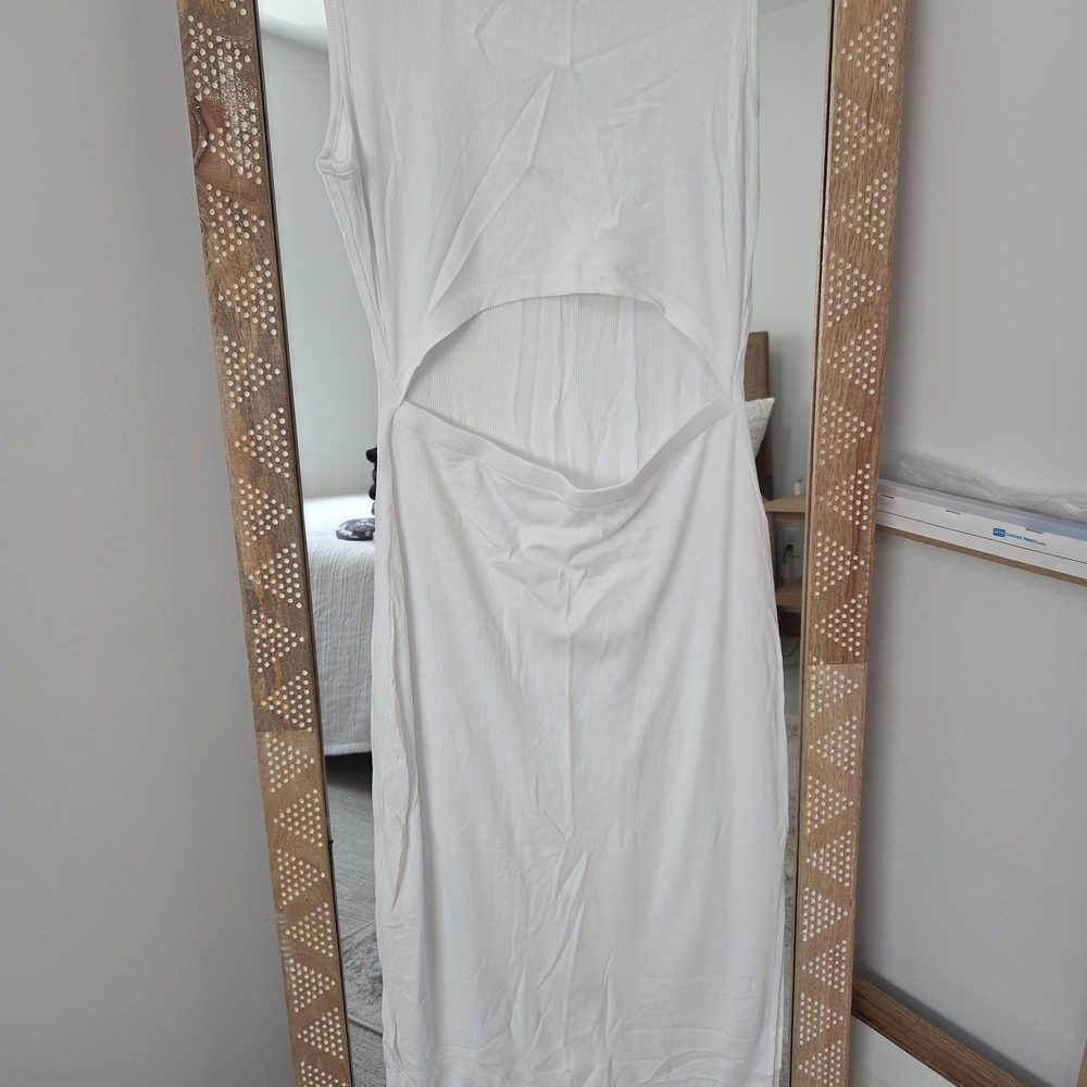 Elegant White Sleeveless Dress